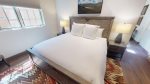 Kingsize bedroom with luxurious cotton sheets